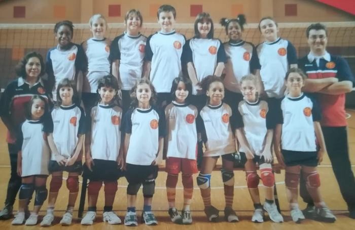 Loveth è la terza da destra in prima fila, a sinistra la sua prima allenatrice