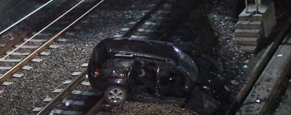 Serata Di Caos Per I Treni Nel Lodigiano Un Auto Precipita Sui Binari Dell Alta Velocita E Ragazzini Salgono Sul Tetto Della S1