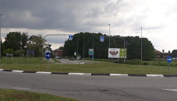 Vizzolo, mamma e figlio di 5 anni urtati da un’auto sulla Pandina