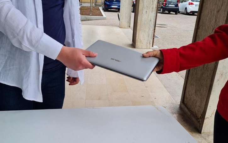 PAULLO Consegnato il primo computer rigenerato dalla Pro loco