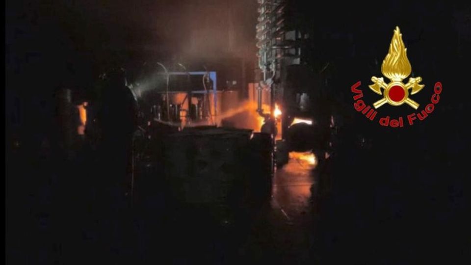 VIDEO Incendio nella fabbrica di inchiostri a Crespiatica VIDEO Incendio nella fabbrica di inchiostri a Crespiatica