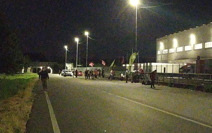 A Tavazzano torna la protesta di fronte ai cancelli della Zampieri