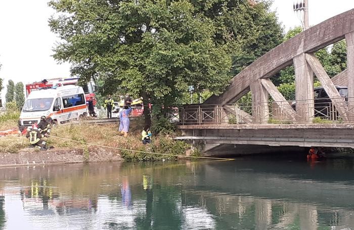 La donna in auto viene raggiunta sotto il ponte