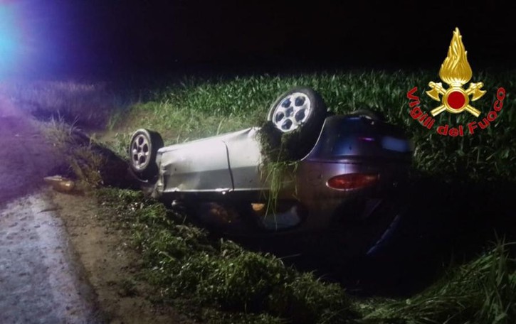 CRESPIATICA Si ribalta in un campo a mezzanotte