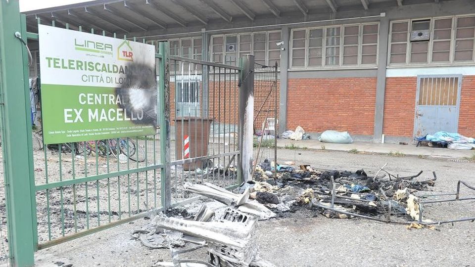 LODI Pulizia dell’area e controlli dopo la lite e l’incendio all’ex Macello LODI Pulizia dell’area e controlli dopo la lite e l’incendio all’ex Macello