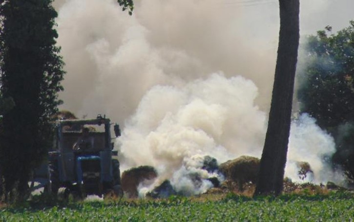 Maleo, vigili del fuoco ancora al lavoro per domare l’incendio in cascina