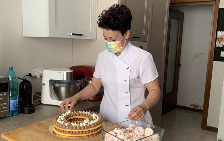 Prepara dolci nel lockdown, poi apre un laboratorio di pasticceria