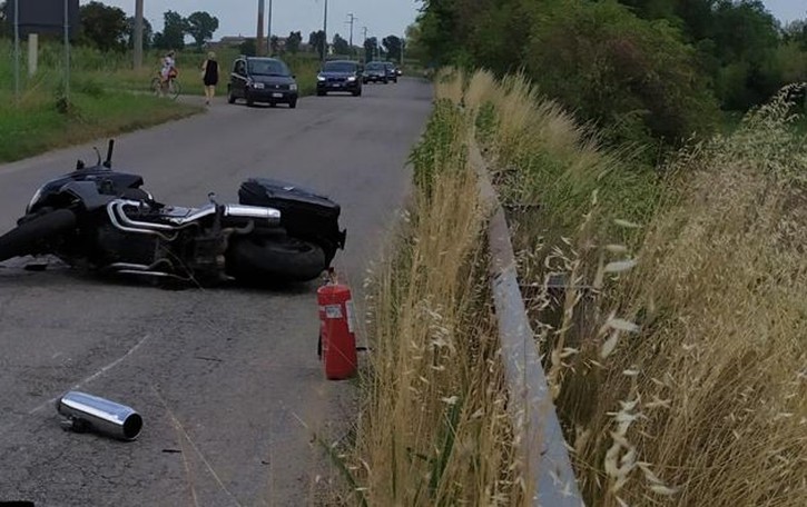 Salerano, incidente sulla provinciale 204: feriti un 59enne e una 54enne in moto