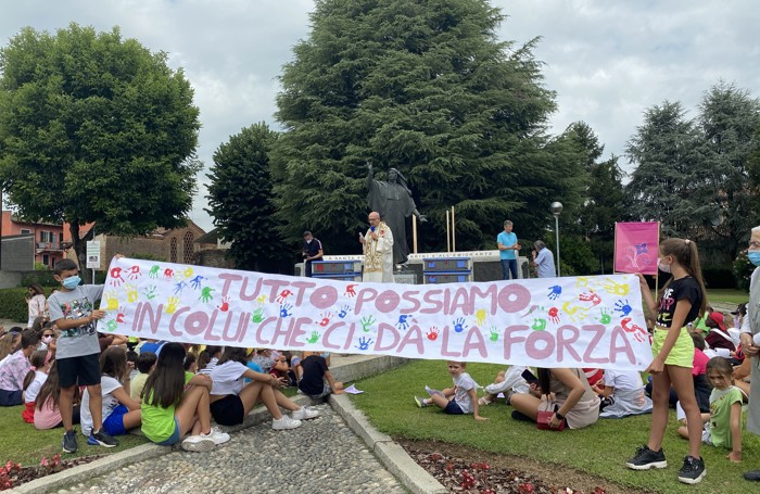 Alcuni scatti del volo delle colombe per Madre Cabrini.
