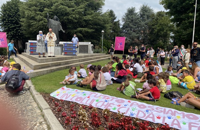 Alcuni scatti del volo delle colombe per Madre Cabrini.