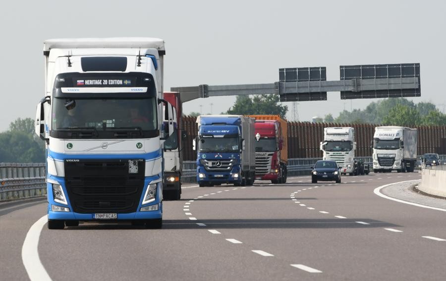 vizzolo tir si schianta e perde il carico sulla teem la giornata inizia nel caos cronaca melegnano