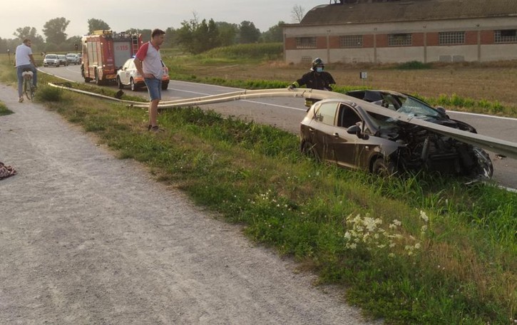 Macchina trancia il guard rail, momenti di paura sulla Lodi-Boffalora