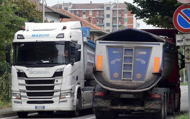 MEDIGLIA Bettolino non ce la fa più: «Troppi tir, anche di notte»