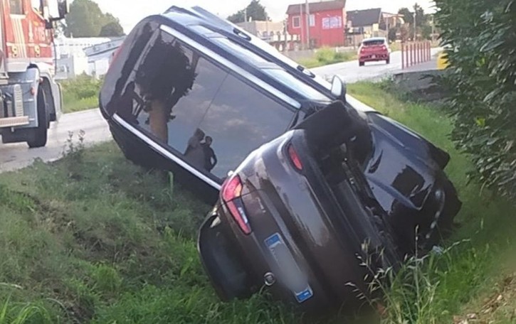 ORIO LITTA Due auto volano nel fossato dopo lo schianto