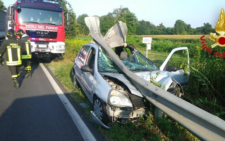 Somaglia, auto squarciata dal guardrail: sfiorata la tragedia