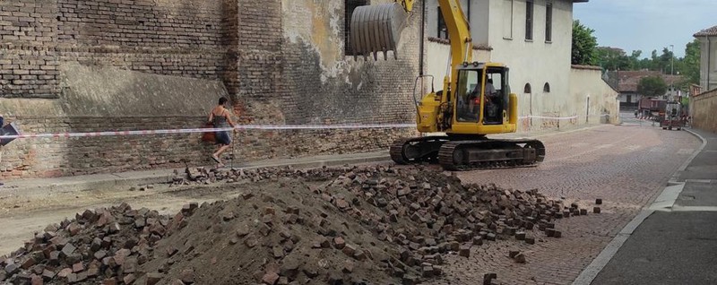 LODI Ruspe in azione in via Serravalle, strada chiusa e porfido rimosso - Vimarsana News