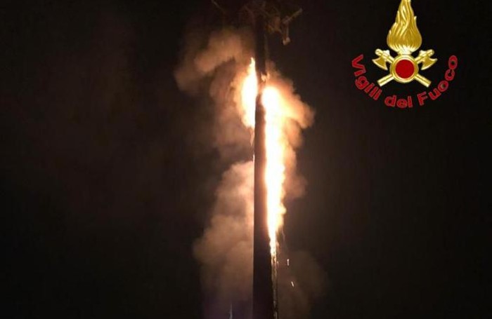 Il palo telefonico in fiamme (foto vigili del fuoco)