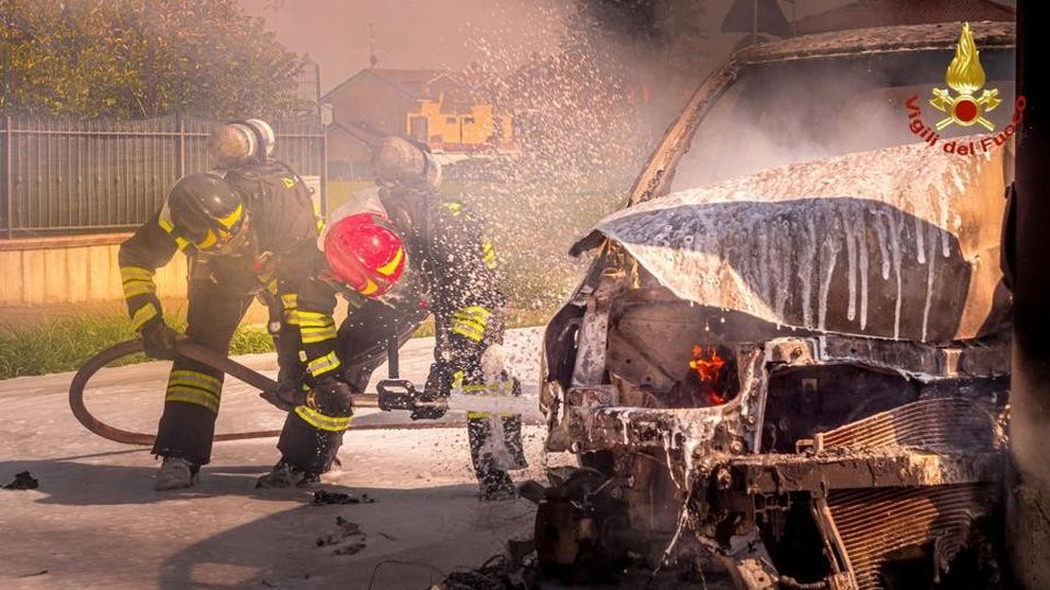 SANT’ANGELO Un furgone rubato dato alle fiamme davanti alla piazzola SANT’ANGELO Un furgone rubato dato alle fiamme davanti alla piazzola
