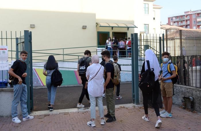 L’ingresso al linguistico di San Giuliano (Canali)