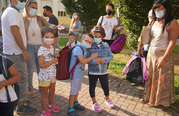 Pronti all’ingresso alla elementare Scotti di Casale (Tommasini)