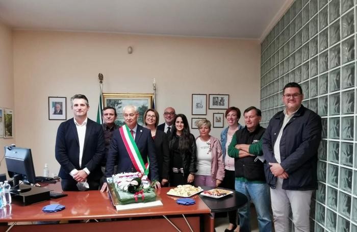 Il sindaco di Merlino Giovanni Fazzi con la sua squadra (Cuti)