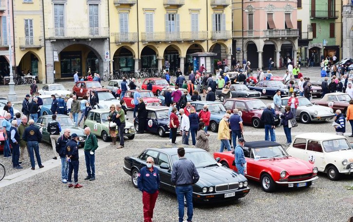 LODI Folla in piazza: le auto storiche fanno ancora breccia VIDEO