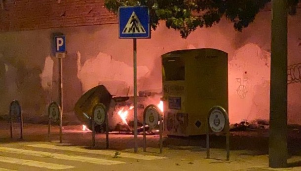 MERLINO Una fortissima esplosione e poi l’incendio nel cassone degli abiti usati