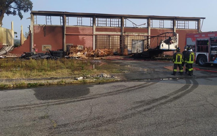 Rogo di bancali a San Fiorano, pompieri al lavoro per domare gli ultimi focolai