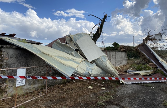 I danni della tromba d'aria nelle via Adda, Roma e presso la cascina Pacchioni.