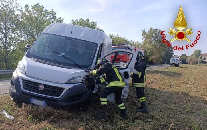 Schianto tra un furgone e un camion, un uomo in ospedale