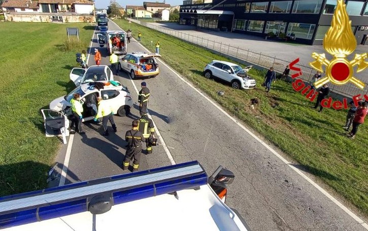 Scontro sulla 235 a Crespiatica, i pompieri liberano donna rimasta incastrata in auto