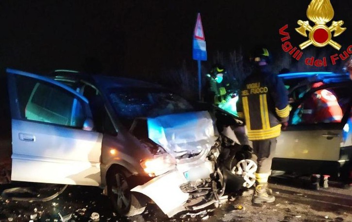 Violento schianto fra tre vetture alle porte di Lodi: tre i feriti, arriva l’elisoccorso