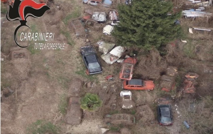 VILLANOVA Trasforma il cortile di casa in una maxi discarica, scatta la denuncia