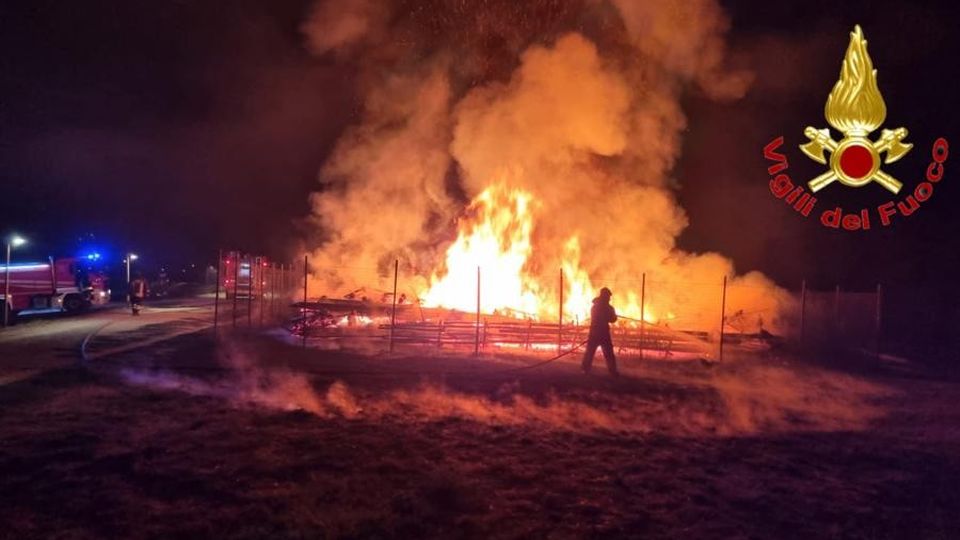 LODI Il rogo delle cataste della cattedrale vegetale, la Procura non esclude l’incendio doloso LODI Il rogo delle cataste della cattedrale vegetale, la Procura non esclude l’incendio doloso
