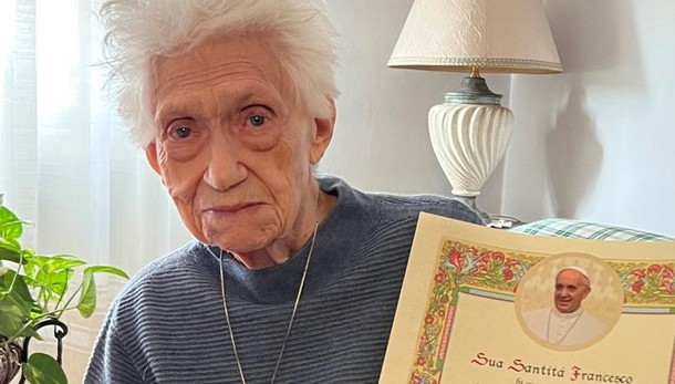 LODI La “nonna” di San Gualtero riceve un dono speciale da Papa Francesco per i suoi 100 anni
