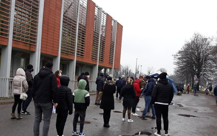 COVID Al centro tamponi del Predabissi a Vizzolo ancora lunghe code