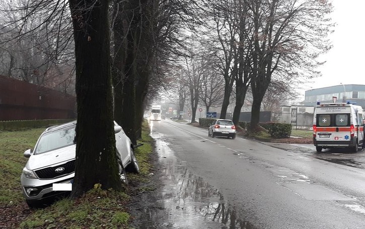 MELEGNANO Va a finire contro l’albero con la macchina
