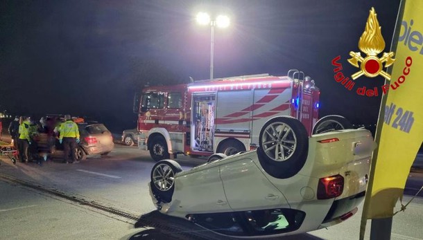 LODI Schianto sulla via Emilia all’Olmo, una vettura si rovescia: tre feriti