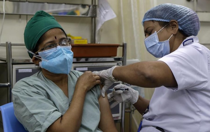 Metà europei con Omicron entro 2 mesi, Oms: «Necessario aggiornare i vaccini»