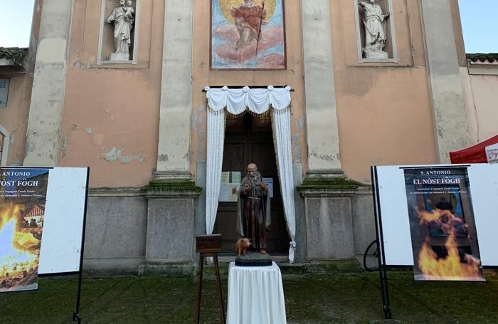 La statua del Santo davanti alla chiesa