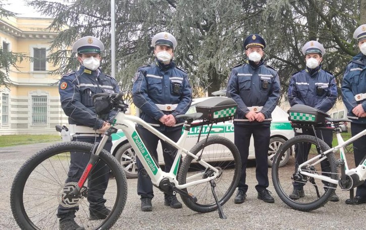 Telecamere, spray al peperoncino e bici elettriche: a San Colombano polizia locale pronta all’azione