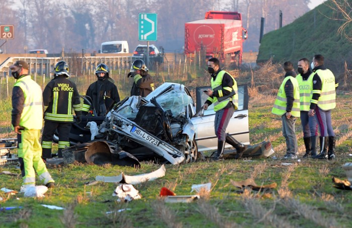 I soccorritori intorno ai rottami di una delle auto coinvolte (Canali)