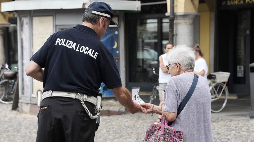 ZELO Due finti poliziotti derubano un’anziana ZELO Due finti poliziotti derubano un’anziana