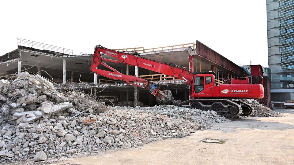 LODI Il centro commerciale, cancellato dalle ruspe un altro pezzetto di storia LODI Il centro commerciale, cancellato dalle ruspe un altro pezzetto di storia