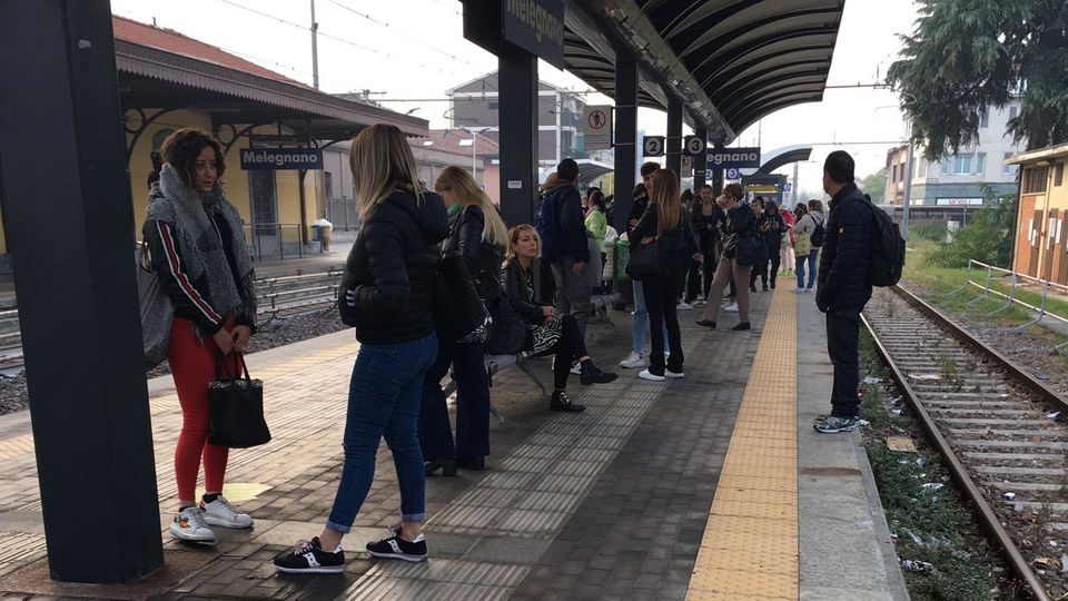 MELEGNANO Pochi treni e affollati: «Riattivate la linea S12» MELEGNANO Pochi treni e affollati: «Riattivate la linea S12»