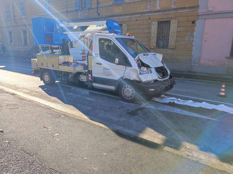 Il mezzo che ha urtato lo scuolabus (Agosti) Il mezzo che ha urtato lo scuolabus (Agosti)