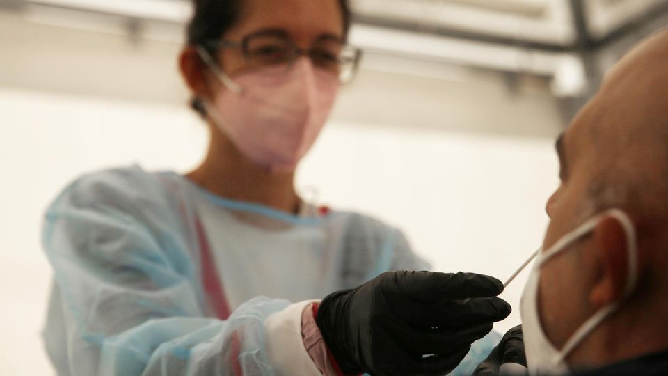 COVID Nonostante il “silenzio” sull’epidemia nel Lodigiano si registrano 1.258 contagi in sette giorni COVID Nonostante il “silenzio” sull’epidemia nel Lodigiano si registrano 1.258 contagi in sette giorni