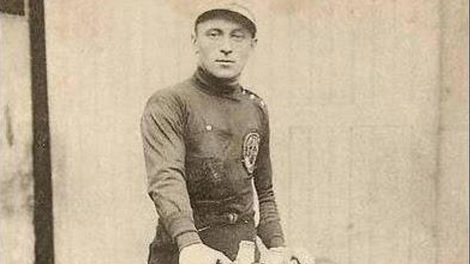 Eberardo Pavesi, il ciclista di Colturano che nel 1905 rimase in sella 24 ore per vincere la mitica XX Settembre, la corsa da Roma a Napoli e ritorno Eberardo Pavesi, il ciclista di Colturano che nel 1905 rimase in sella 24 ore per vincere la mitica XX Settembre, la corsa da Roma a Napoli e ritorno