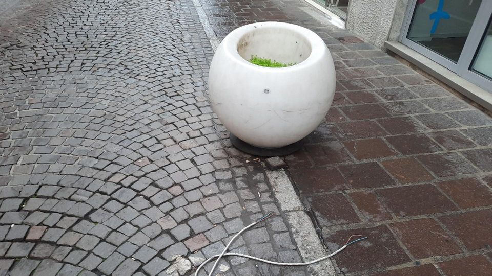 Fioriere luminose in centro a Lodi, una trascuratezza poco edificante Fioriere luminose in centro a Lodi, una trascuratezza poco edificante