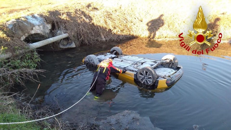 LIVRAGA Trovata rovesciata in un fosso pieno d’acqua la Peugeot usata per l’assalto alla Centropadana LIVRAGA Trovata rovesciata in un fosso pieno d’acqua la Peugeot usata per l’assalto alla Centropadana